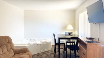 Suite, 1 Tempat Tidur King | Setrika/meja setrika, Wi-Fi gratis, dan seprai linen