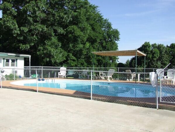 Útilaug sem er opin hluta úr ári