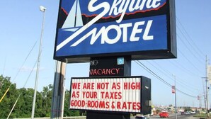 A billboard for Skyline Motel with a vacancy sign and a message board advertising good rooms and rates. - The Skyline Motel (Osage Beach)