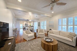 Maison luxueuse, 2 chambres, vue sur la baie, au bord de la plage | Aire de séjour | Téléviseur à écran plat de 43 po avec télévision par satellite