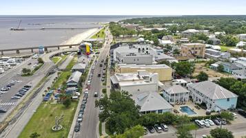 Une ville côtière dotée d’une plage, d’un pont et d’un mélange de bâtiments commerciaux et résidentiels.