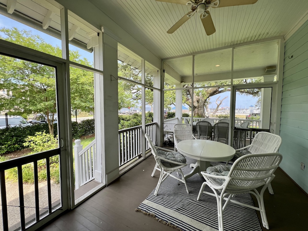 Bay Town Inn by null