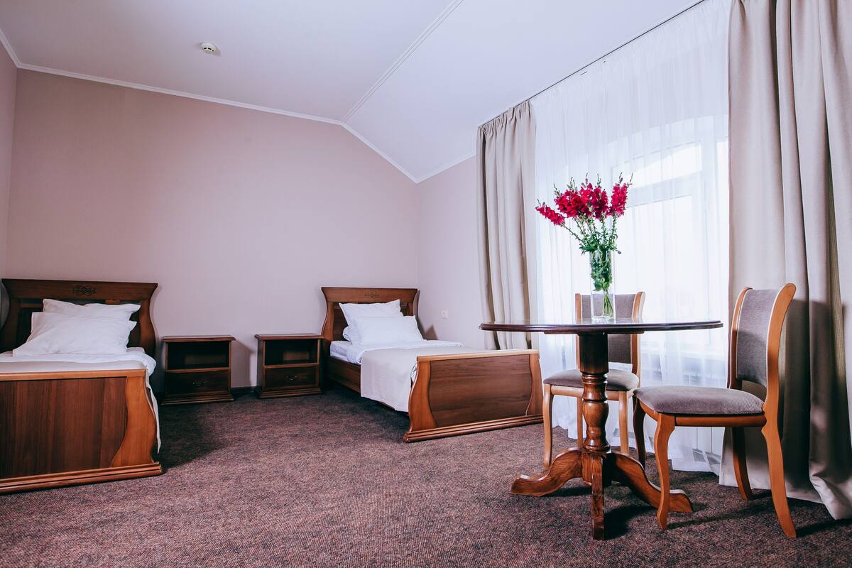 Kamar Twin Standar | Meja kerja, tirai kedap cahaya, dan setrika/meja setrika