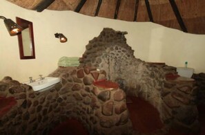 Chambre Deluxe, 1 chambre | Salle de bain | Douche, douche à « effet pluie », articles de toilette gratuits