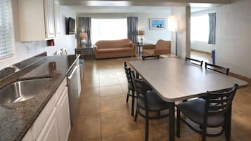 2 Bedroom Kitchen Suite (Unit R) | Living area