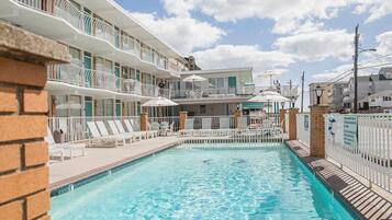 2 albercas al aire libre, sombrillas en la alberca y camastros