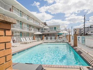 2 室外游泳池，10:00 至 20:30 开放，池畔遮阳伞，日光浴躺椅