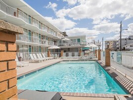 2 piscinas al aire libre, sombrillas, sillones reclinables de piscina
