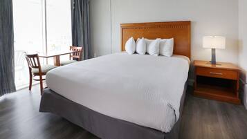 Suite, 2 habitaciones, vista a la alberca | Caja de seguridad en la habitación y tabla de planchar con plancha