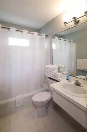 Suite, 3 camere da letto | Bagno | Combinazione doccia/vasca, set di cortesia gratuito, asciugacapelli