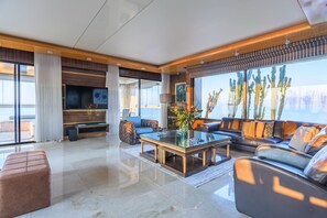 Penthouse | Vardagsrum | Platt-tv och dvd-spelare