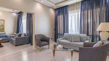 Deluxe apartman, 3 hálószobával, konyha, kilátással a tengerpartra | Nappalirész | Síkképernyős tévé és DVD-lejátszó