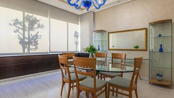 Deluxe Apartment, 3 Bedrooms, Kitchen, Beach View | Dining room