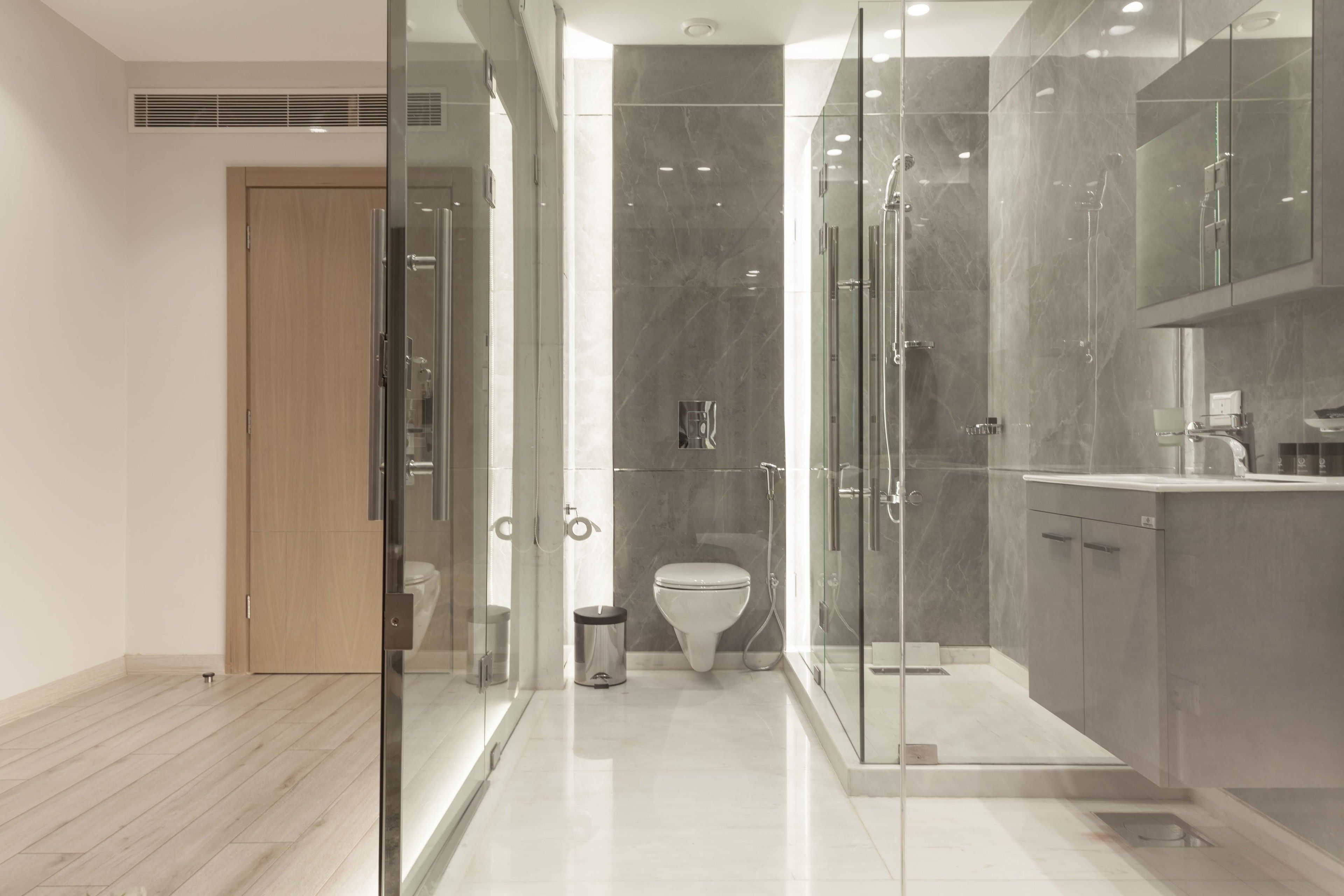 Habitación estándar doble | Baño | Artículos de higiene personal gratuitos, secador de pelo y albornoces