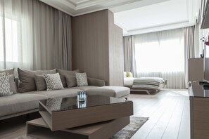 Suite junior | Caja de seguridad en la habitación y escritorio