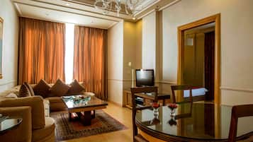 Suite, 1 habitación | Sala de estar | Televisión y piso con calefacción