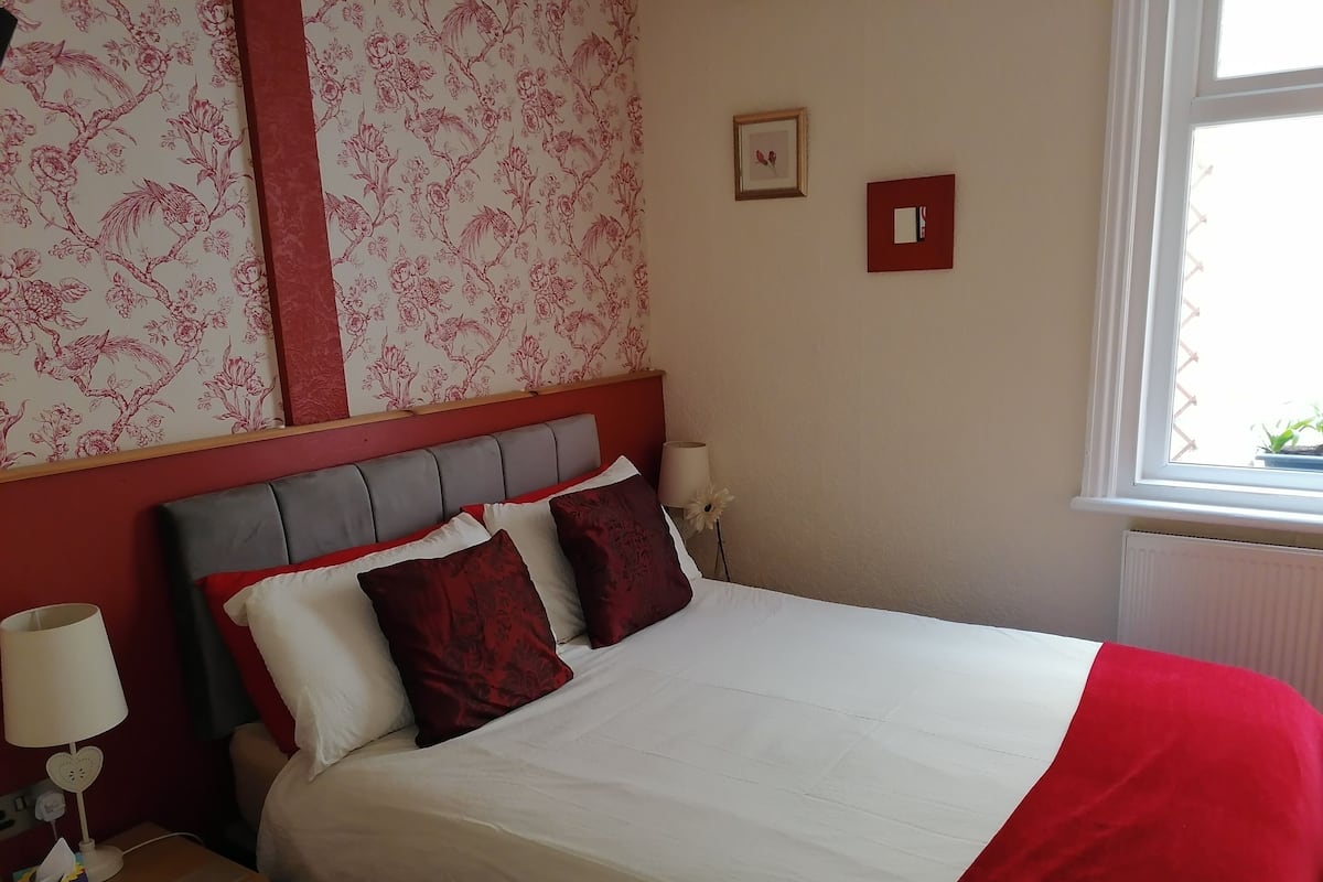 Double Room, Ensuite (Small) | Iron/ironing board, free WiFi, bed sheets