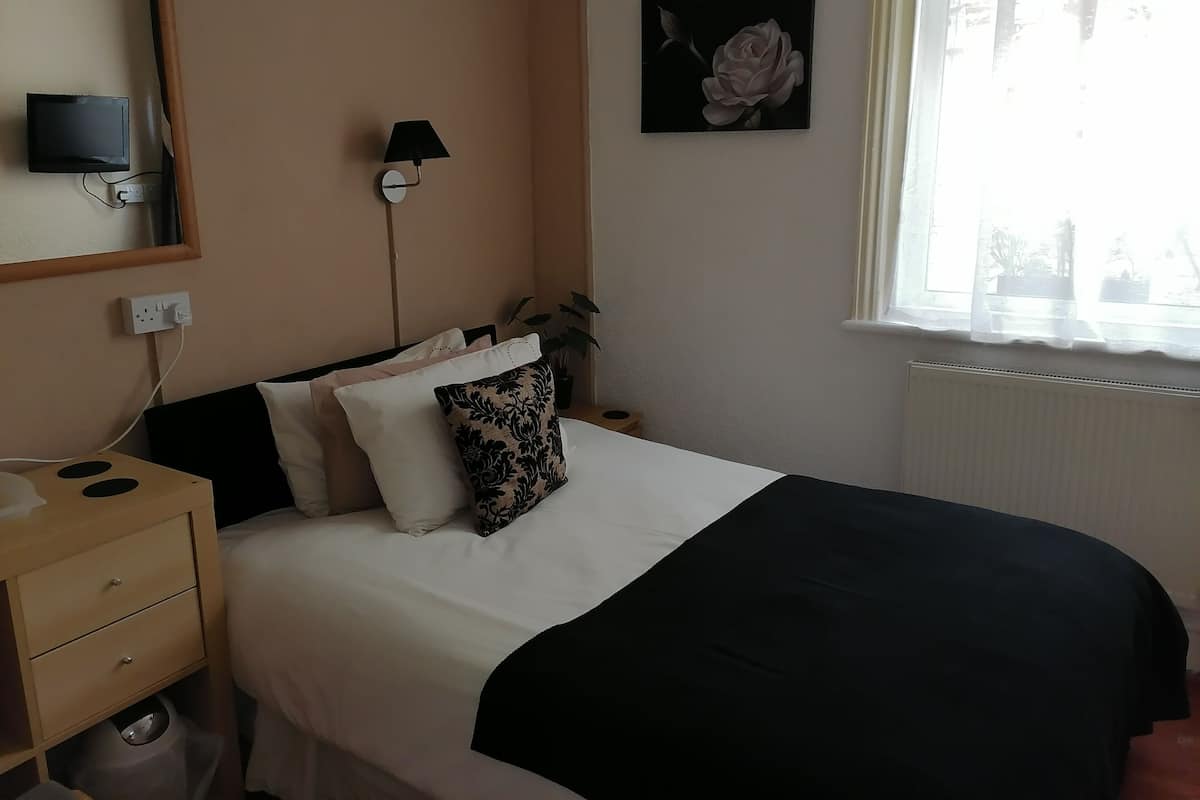 Standard Single Room, Ensuite | Iron/ironing board, free WiFi, bed sheets