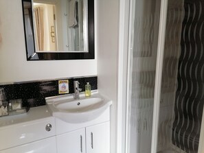 Deluxe Double Room, Ensuite | Bathroom | Free toiletries, hair dryer, towels - The Manhattan Blackpool (Blackpool)