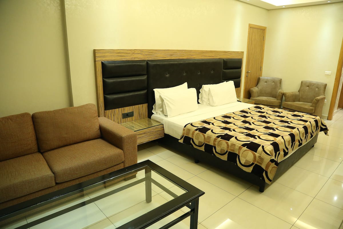 Junior Suite | In-room safe, rollaway beds, WiFi, bed sheets