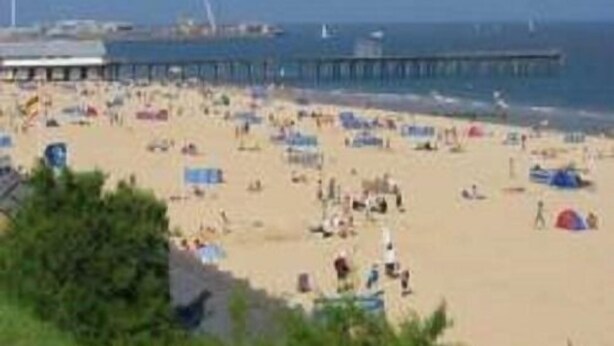 Une plage avec des tentes et des gens.