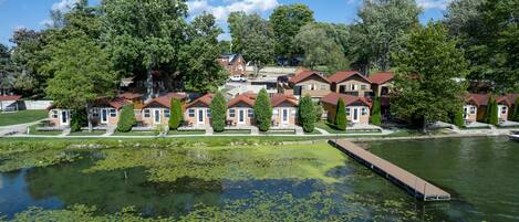 Ein Seehotel mit Reihenhäusern, einem Steg und einem Teich mit Seerosen.