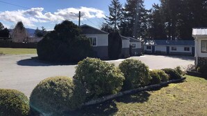 A residential area with houses, a small office building, and a parking lot. - Marland Motel (Powell River)