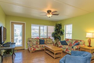 Condo standard, 2 quartos, 2 banheiros, vista para a praia | Área de estar | TV de tela plana 42 polegadas com canais a cabo, TV LCD, DVD player