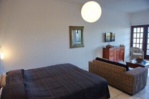 1 chambre, coffre-fort, décor unique, ameublement unique