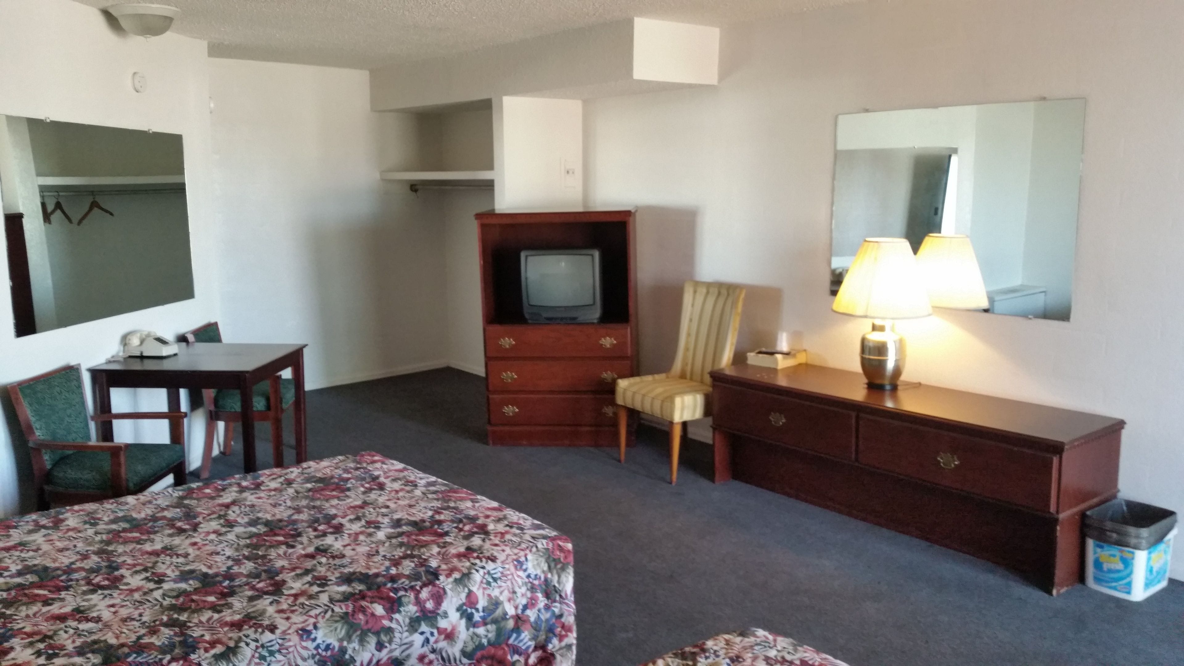 Habitación estándar, 2 camas dobles | Escritorio, wifi gratis, ropa de cama