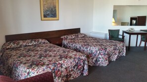 Escritorio, wifi gratis y ropa de cama 