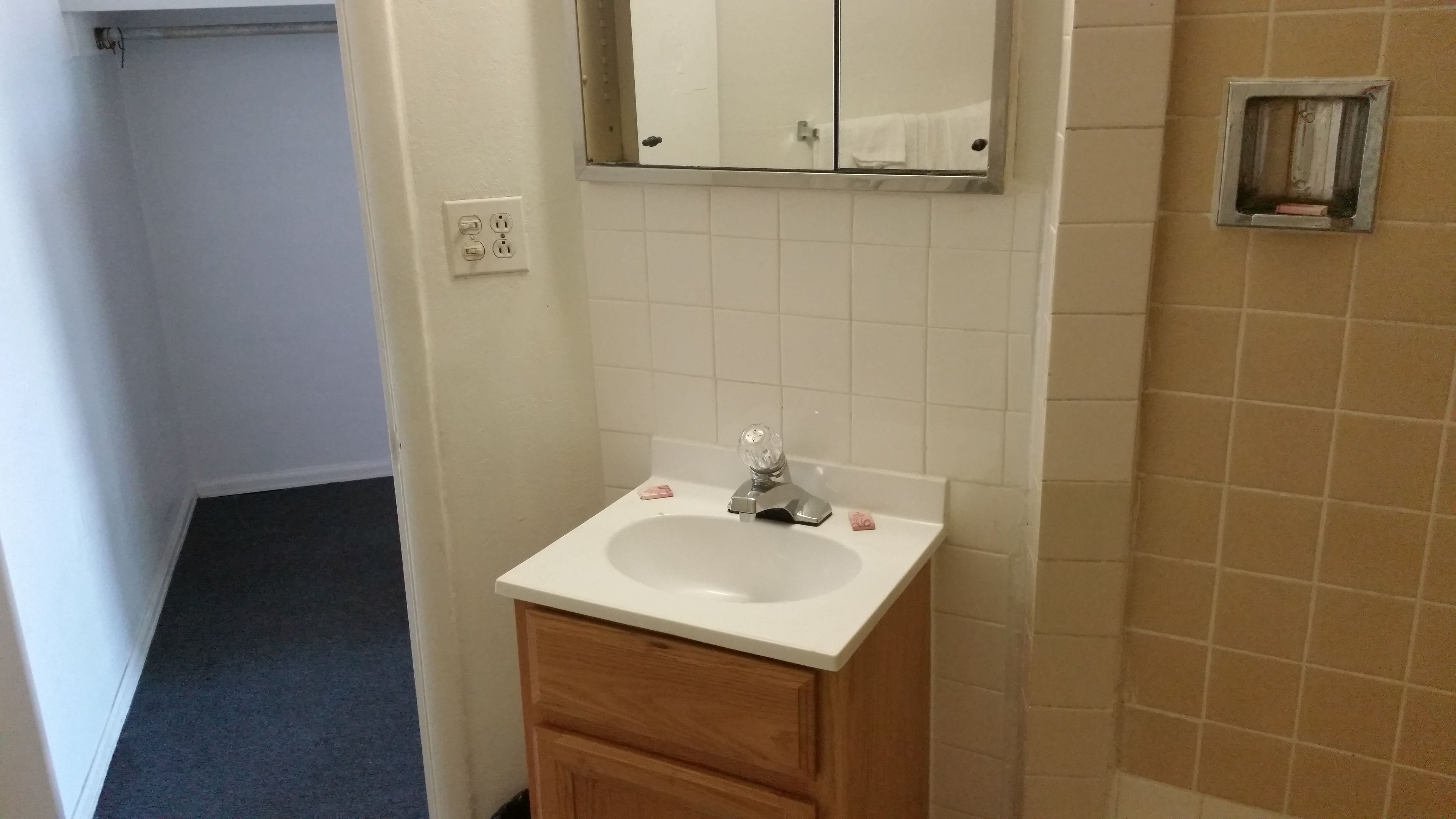 Ducha, artículos de higiene personal gratuitos y secador de pelo