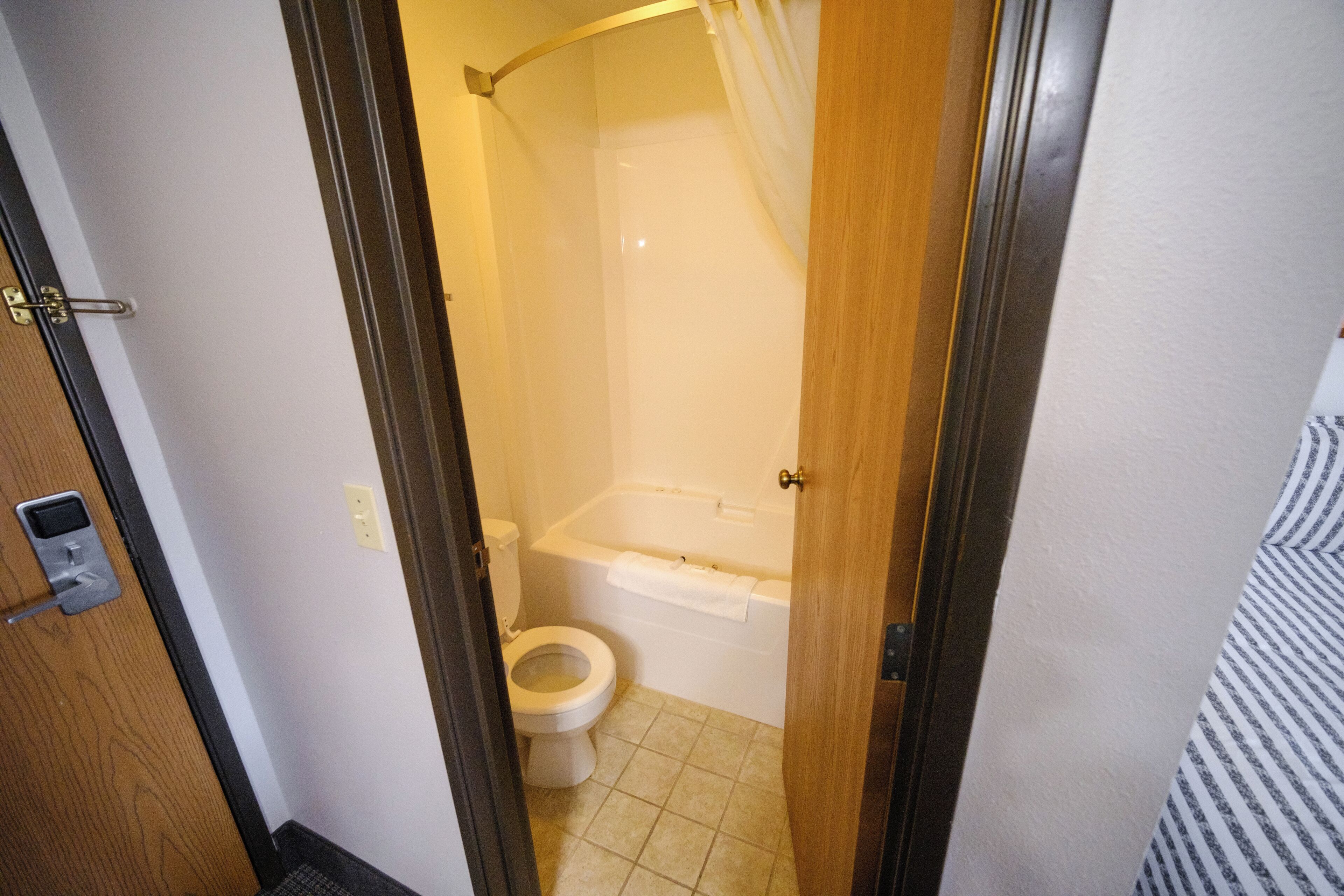 Quarto, 2 camas Queen, para não fumantes | Banheiro | Chuveiro, produtos de toalete grátis, secador de cabelo 