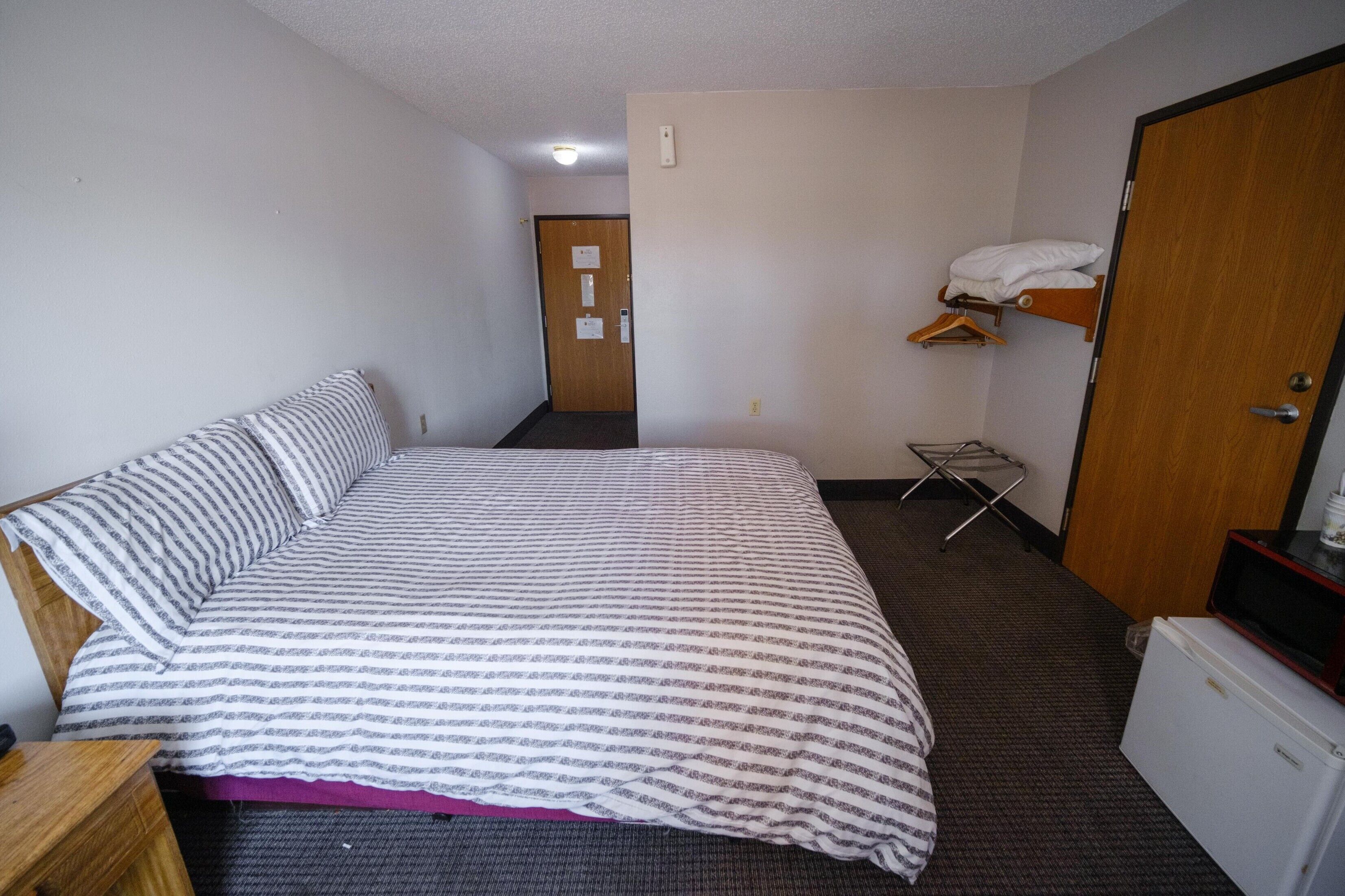 Room, 1 Queen Bed, Accessible, Non Smoking | Desk, iron/ironing board, free WiFi, bed sheets