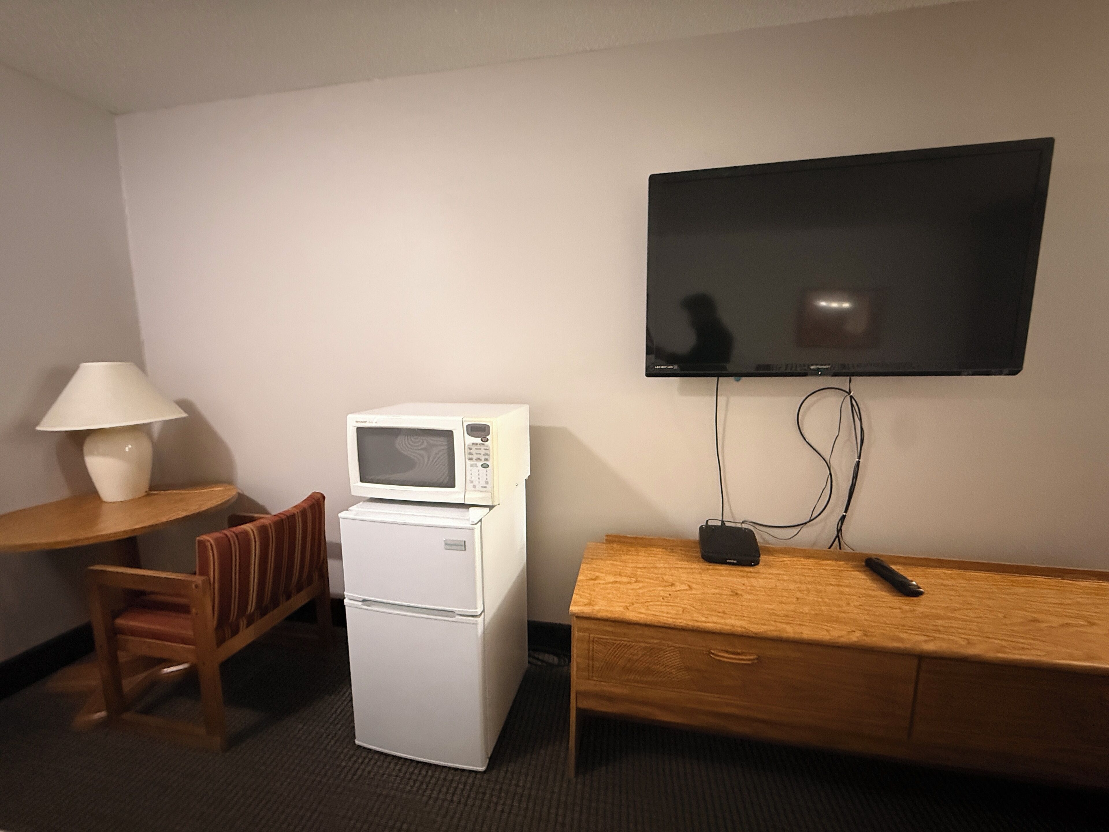 Escritorio, tabla de planchar con plancha, wifi gratis y ropa de cama 