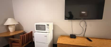 Escritorio, tabla de planchar con plancha, wifi gratis y ropa de cama