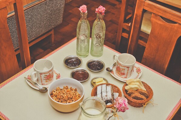 Tägliches kontinentales Frühstück (5 USD pro Person)