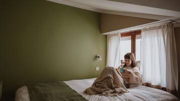 Blackout curtains, free WiFi