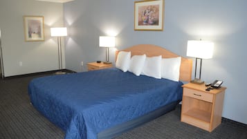 Quarto standard, 1 cama King, vista para a piscina | Escrivaninha, ferros/tábuas de passar roupa, Wi-Fi de cortesia