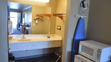 Quarto standard, 1 cama King, vista para a piscina | Escrivaninha, ferros/tábuas de passar roupa, Wi-Fi de cortesia