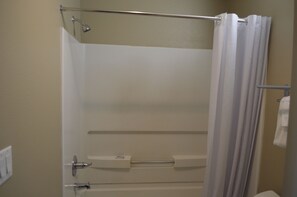 Ensemble baignoire-douche, séchoir à cheveux, serviettes fournies