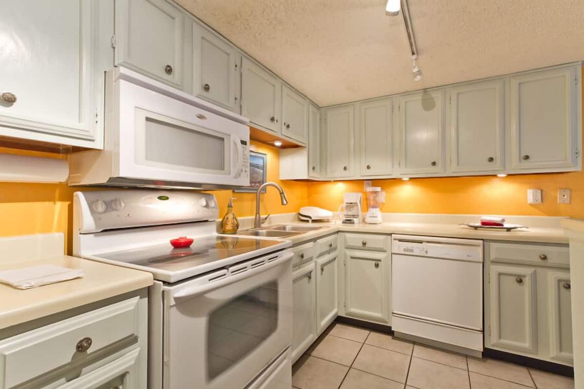 Appartamento Standard, 2 camere da letto, 2 bagni, vista spiaggia (#1) | Cucina privata | Frigorifero con congelatore, microonde, piano cottura, lavastoviglie