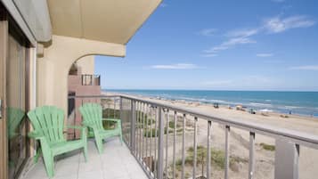 Deluxe Condo, 2 Bedrooms, 2 Bathrooms, Beach View (#2) | Balcony