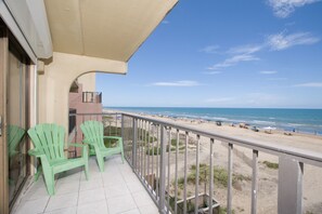 Deluxe appartement, 2 slaapkamers, 2 badkamers, uitzicht op het strand (#2) | Balkon