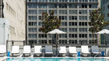 Una piscina al aire libre, camas de piscina gratis