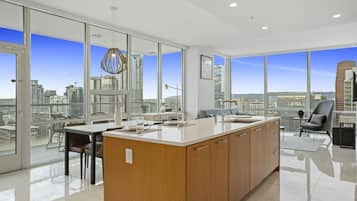 Suite, varias camas (Sky Suite Two Bedroom) | Cocina privada | Refrigerador con congelador, microondas, horno y parrilla de estufa