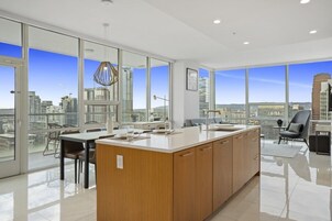 Suite, Beberapa Tempat Tidur (Sky Suite Two Bedroom) | Dapur pribadi | Lemari es besar, microwave, oven, dan kompor