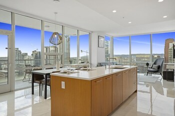 Suite, Multiple Beds (Sky Suite Two Bedroom) | Private kitchen | Full-size fridge, microwave, oven, stovetop at Level Los Angeles Downtown - South Olive