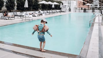 Alberca al aire libre, camas balinesas gratuitas y camastros