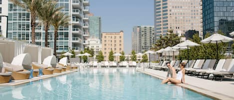 Outdoor pool, free pool cabanas, pool loungers